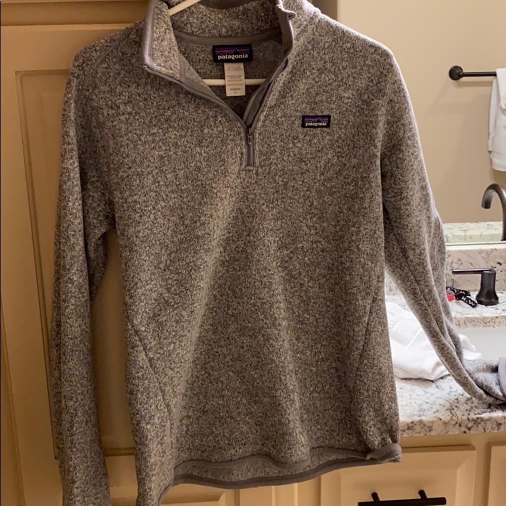 Women’s gray Patagonia 1/4 zip hoodie.